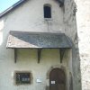 Facciata con portale romanico